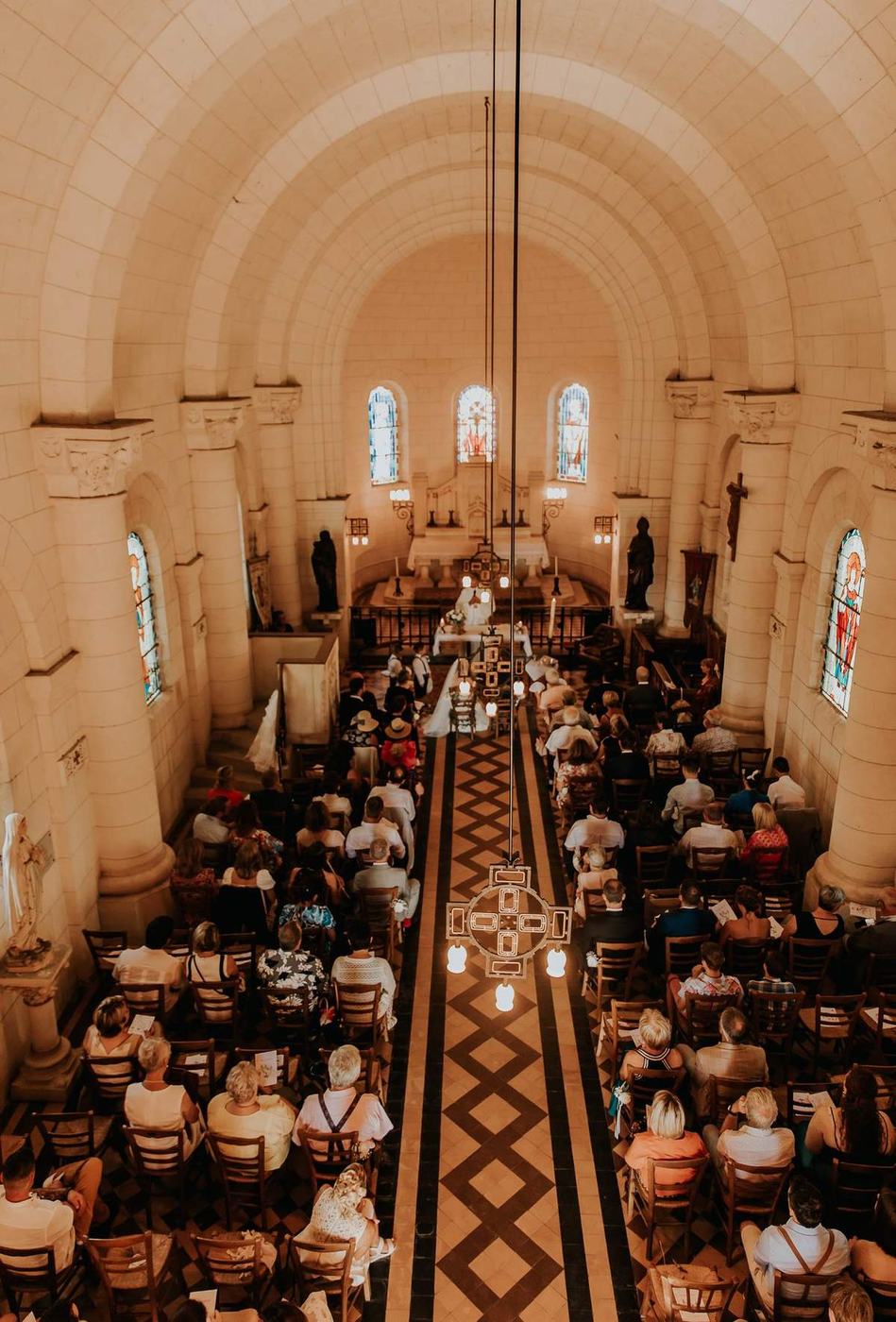 Une célébration à l’église près de Versailles