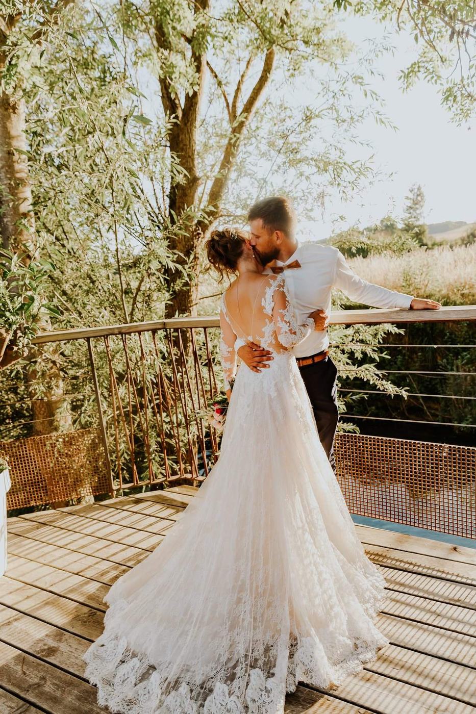 Robe de mariee dans un jardin avant une ceremonie champetre