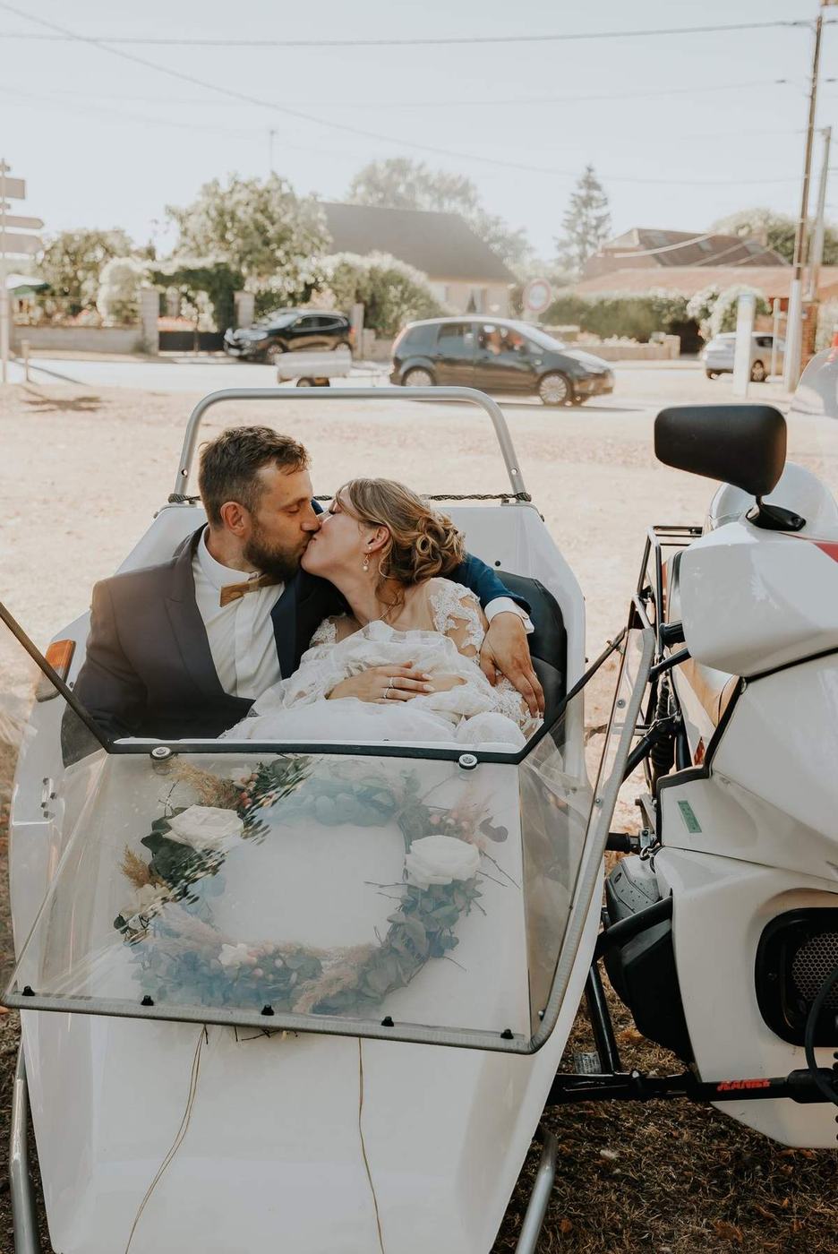 Mariee pres d'une voiture ancienne pour un mariage champetre