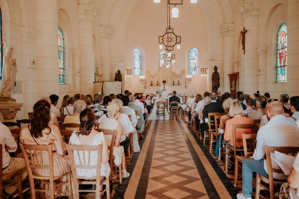 Vue d'ensemble d'une ceremonie de mariage dans une eglise