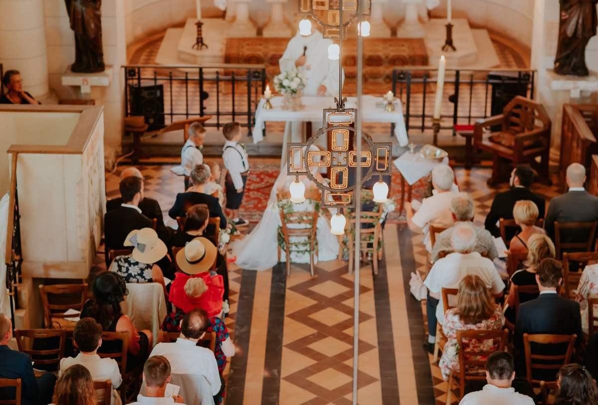 Invites pendant une ceremonie religieuse de mariage