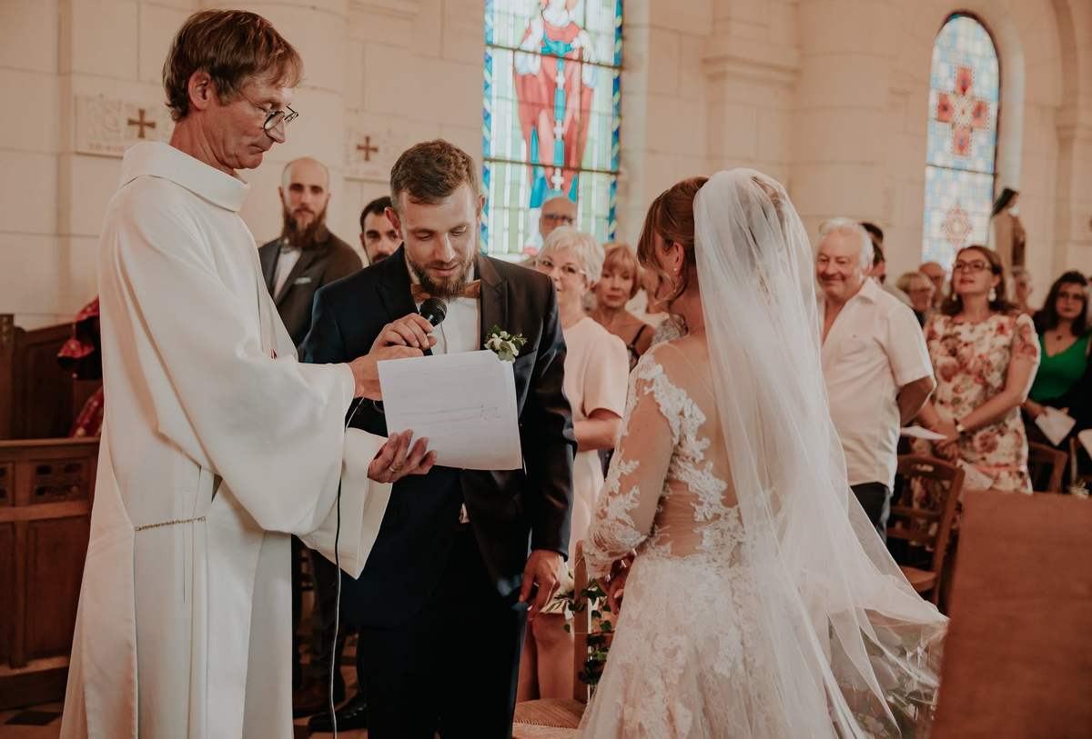 Maries devant l'autel pendant une ceremonie a l'eglise