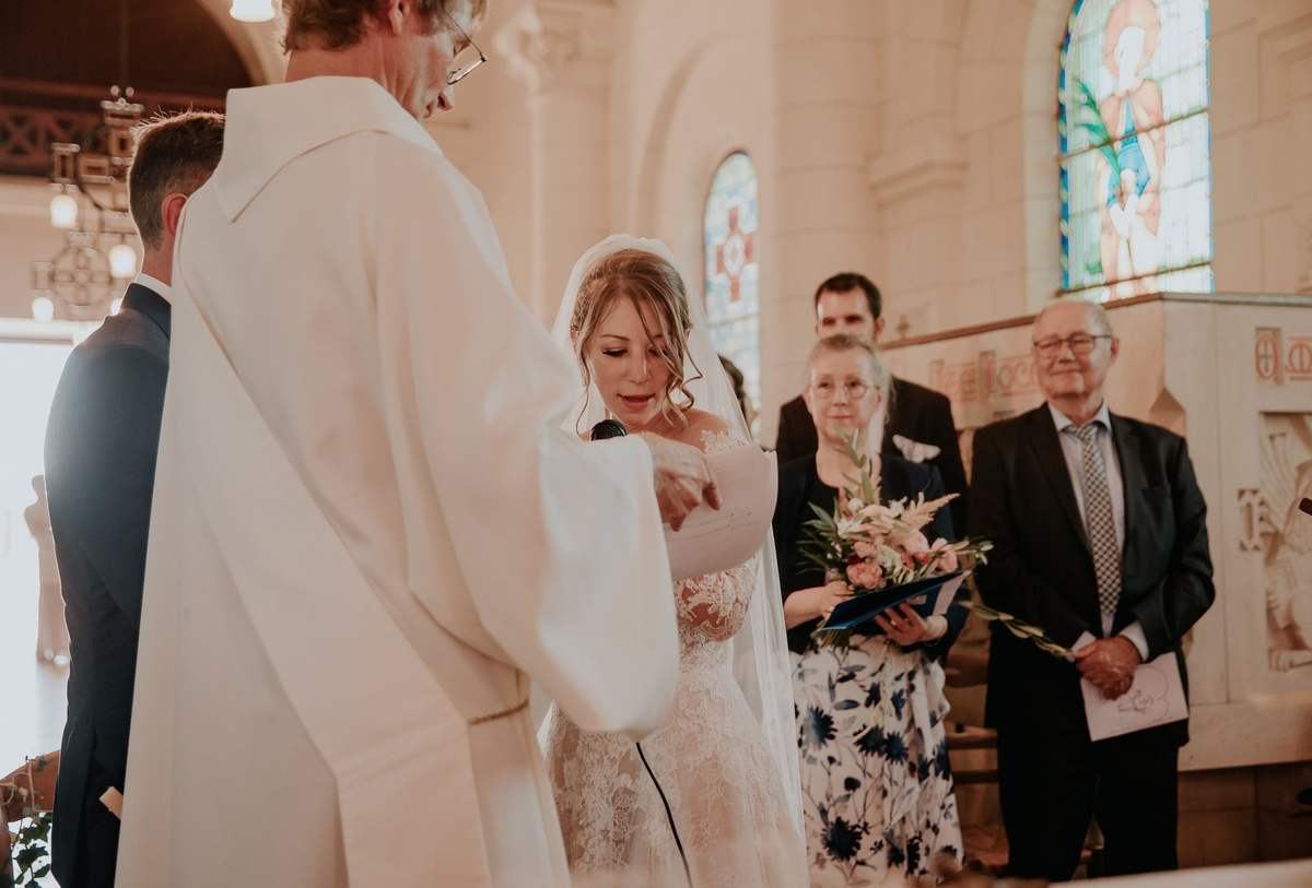 Regard de la mariee pendant une ceremonie de mariage a l'eglise