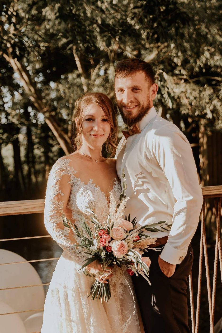 Couple de maries dans un decor champetre
