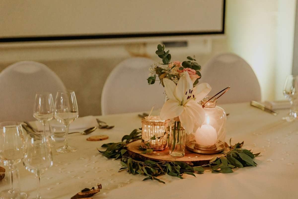 Detail floral sur une table de reception de mariage