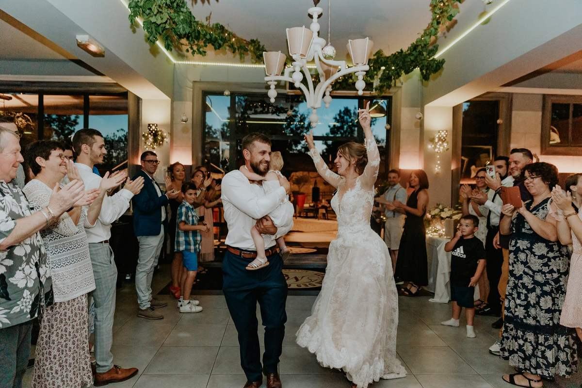 Premiere danse pendant une reception de mariage