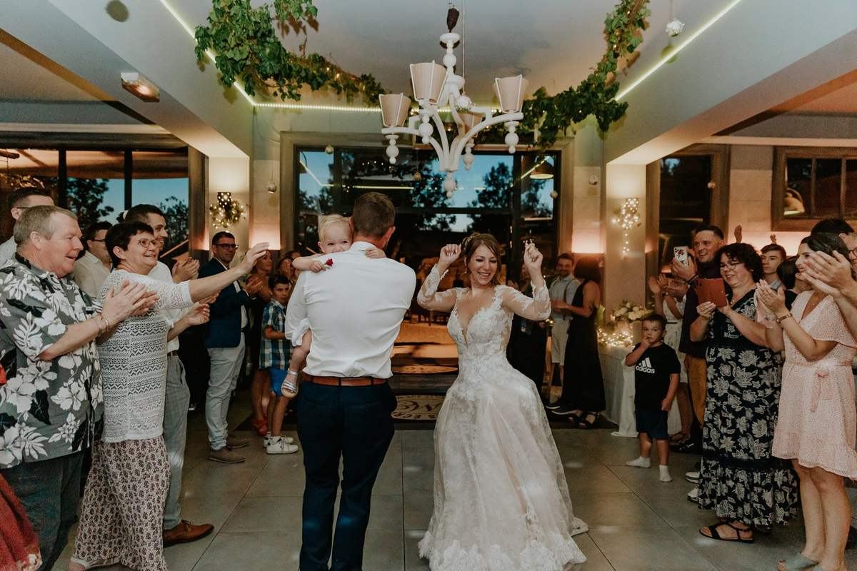 Danse des maries pendant une reception de mariage