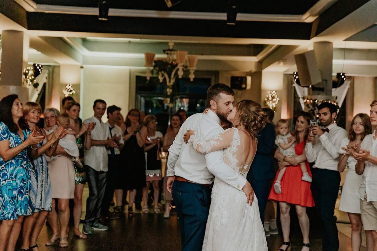 Invites sur la piste de danse pendant une soiree de mariage