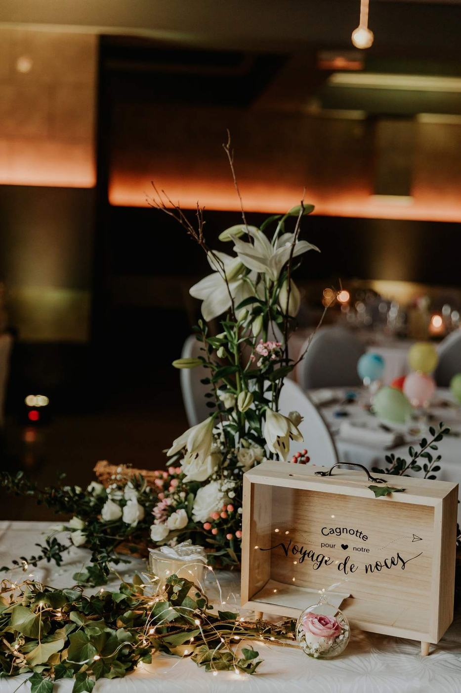 Salle de reception de mariage avec decoration florale
