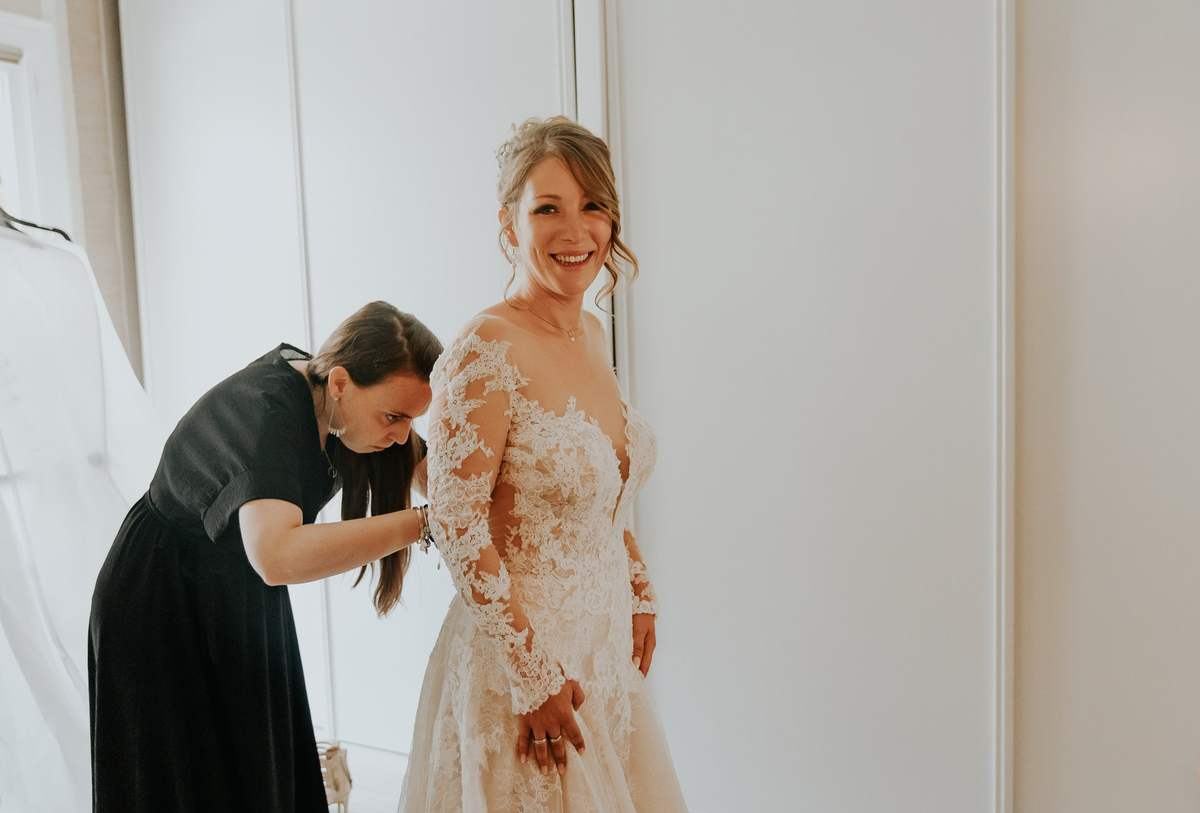 Preparatifs de la robe de mariee avant une ceremonie champetre