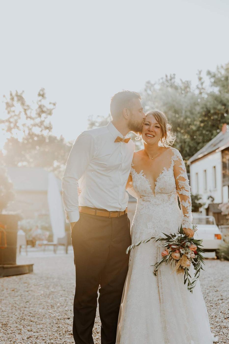 Invites pendant un cocktail de mariage dans une cour de reception