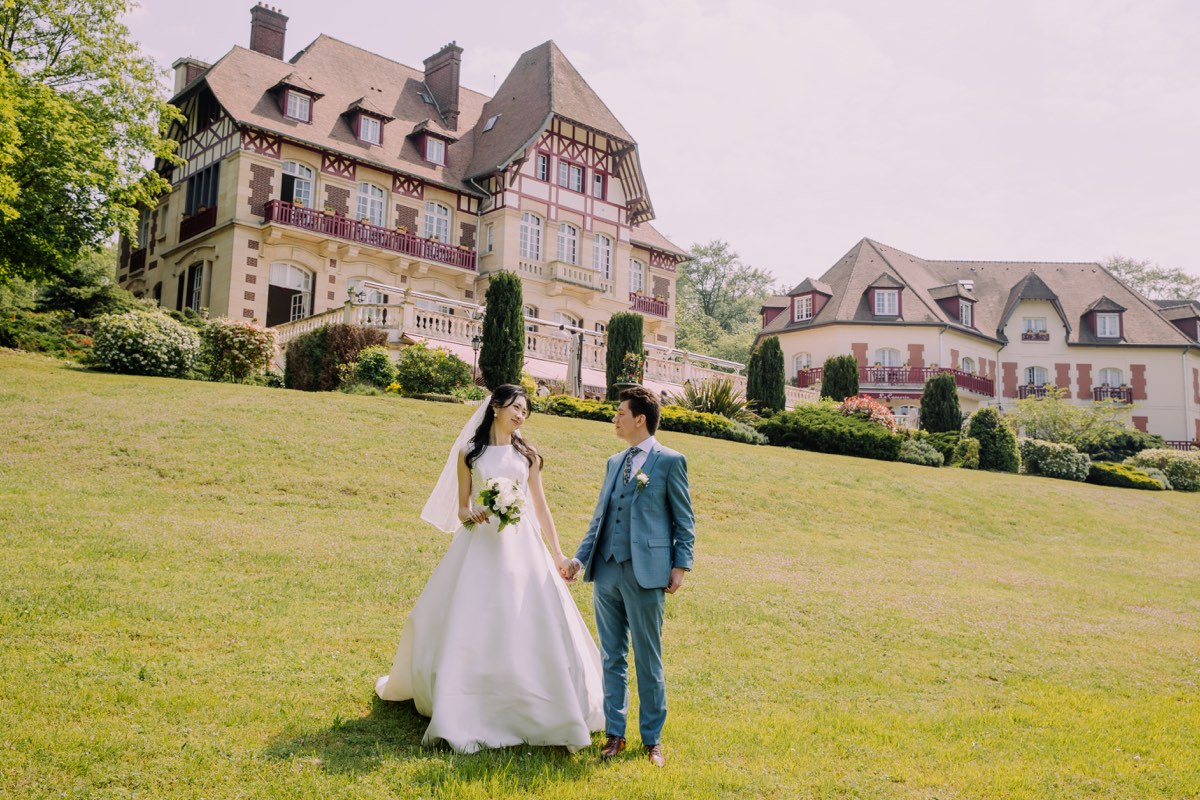 Mariés devant le Château de la Tour à Gouvieux