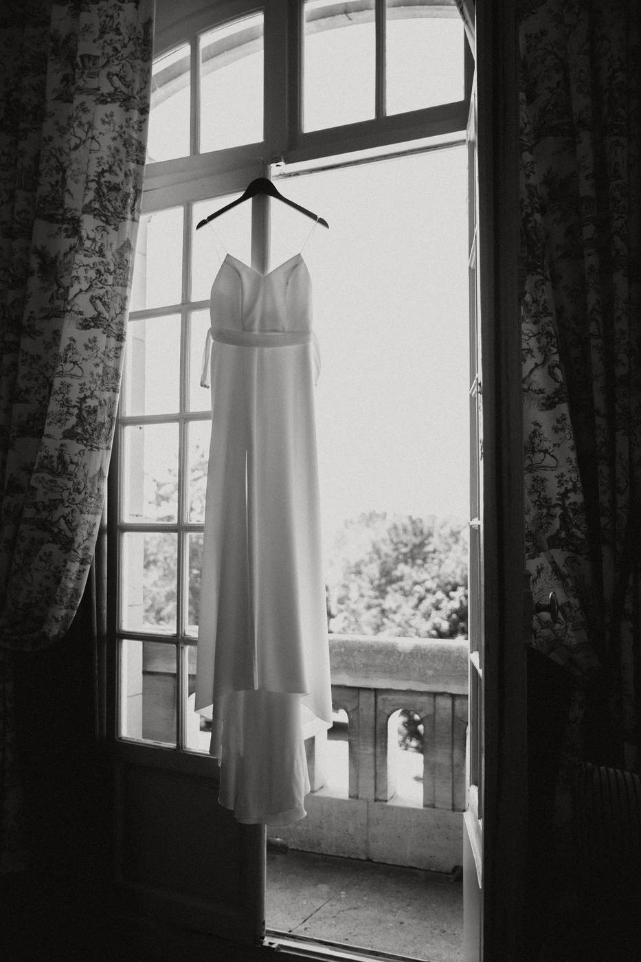 Robe de mariée photographiée dans une chambre du Château de la Tour