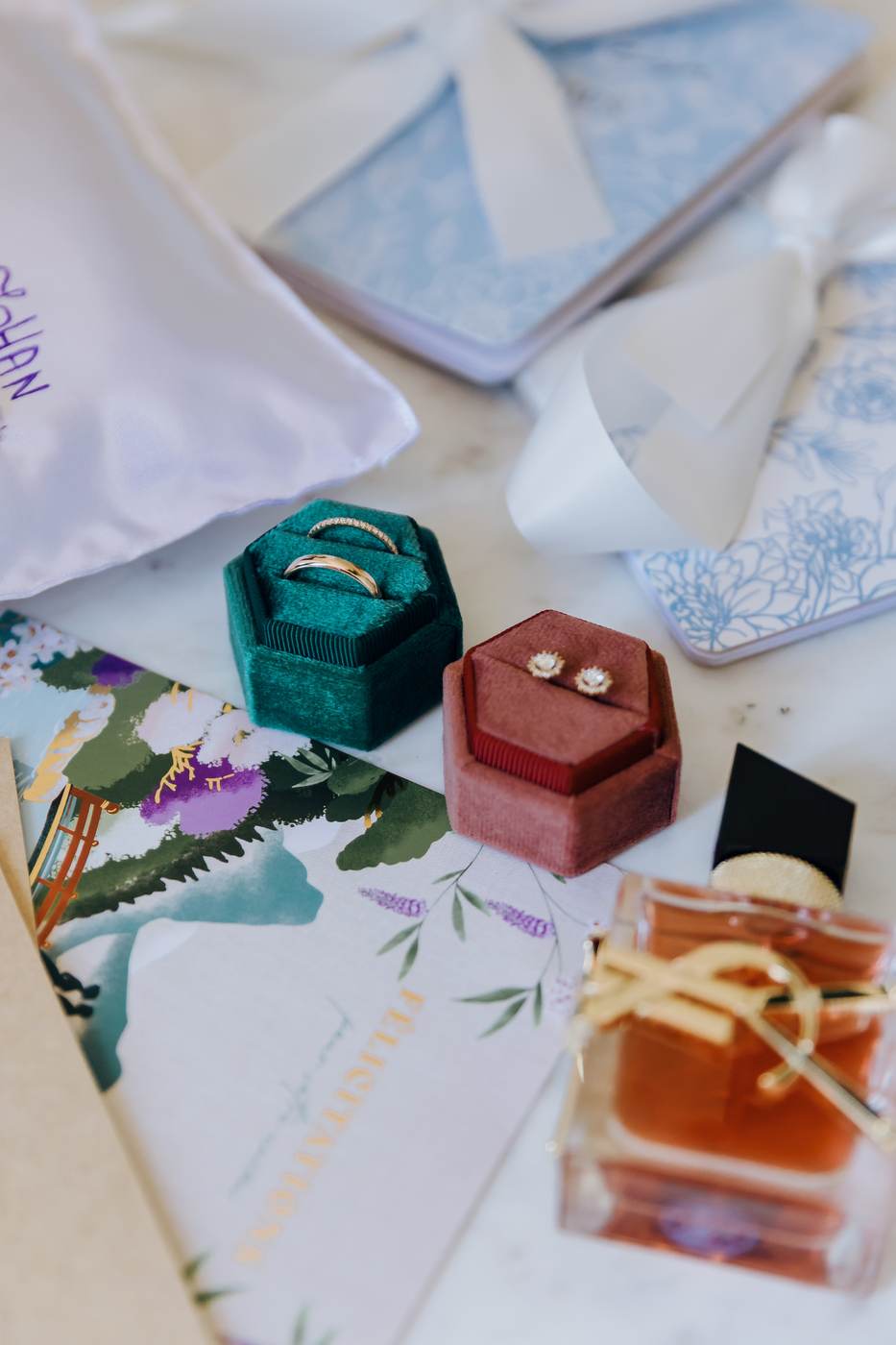 Alliances et accessoires du mariage de Laura et Johan au château