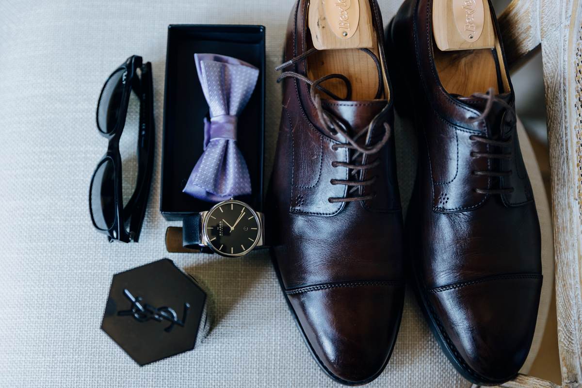 Chaussures, montre et nœud papillon du marié au Château de la Tour