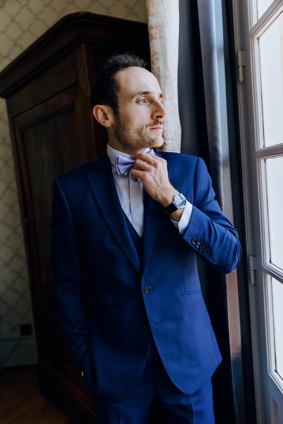 Johan ajuste son nœud papillon avant la cérémonie