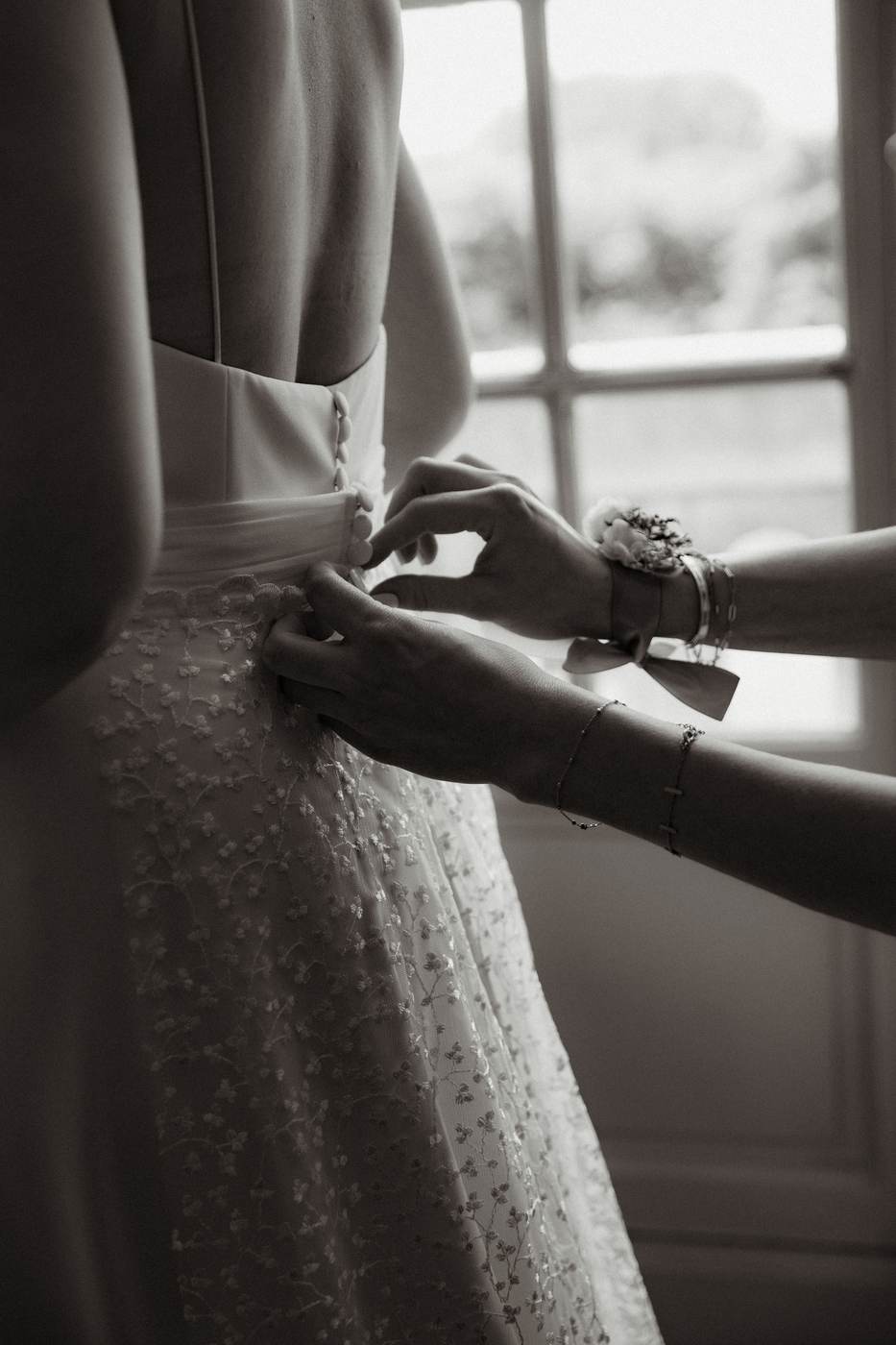 Détail des préparatifs de Laura dans une photographie en noir et blanc