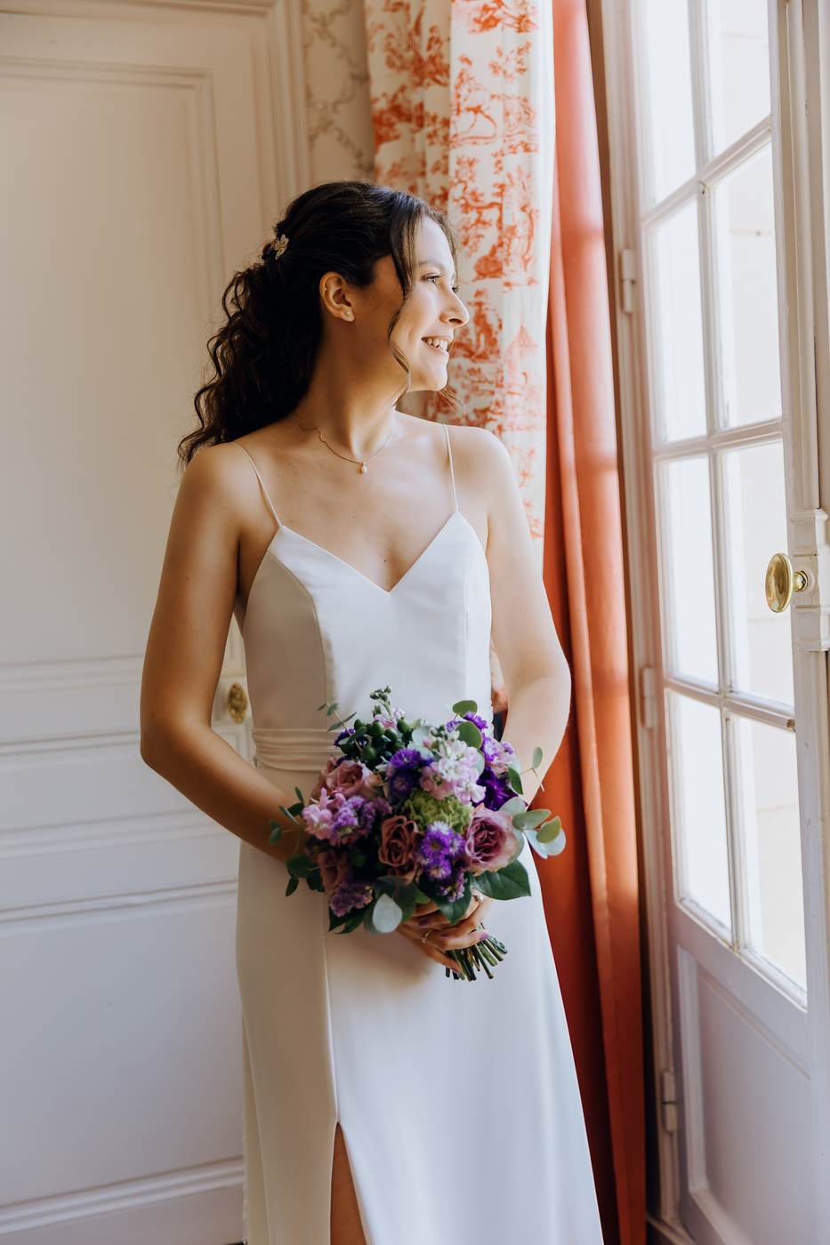 Portrait de la mariée avec son bouquet violet