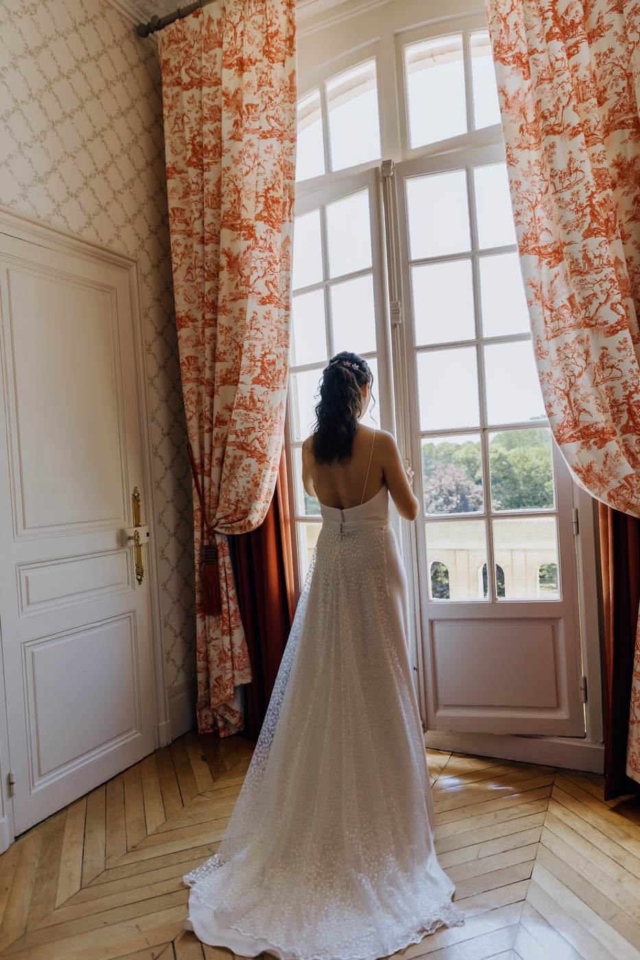 Silhouette de la mariée devant une fenêtre du Château de la Tour