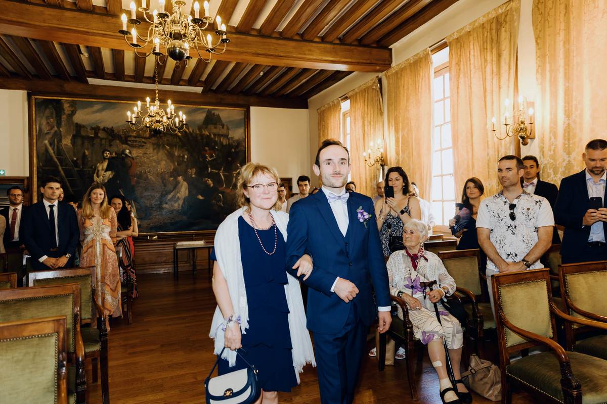Entrée de Johan dans la salle de mariage civil