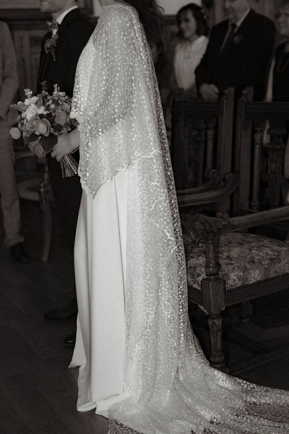 Détail de la tenue de la mariée pendant la cérémonie civile