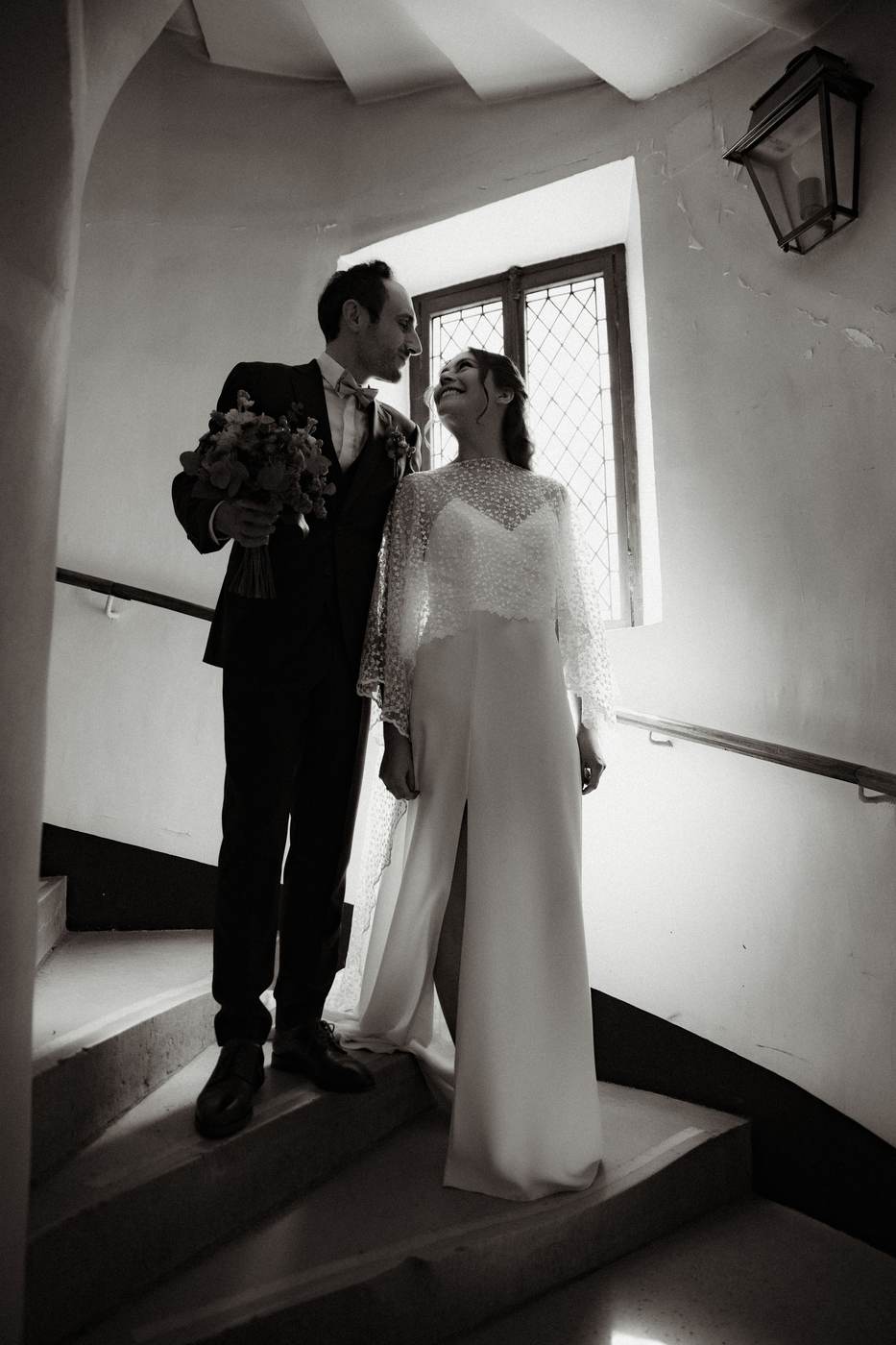 Portrait en noir et blanc dans l’escalier de la mairie