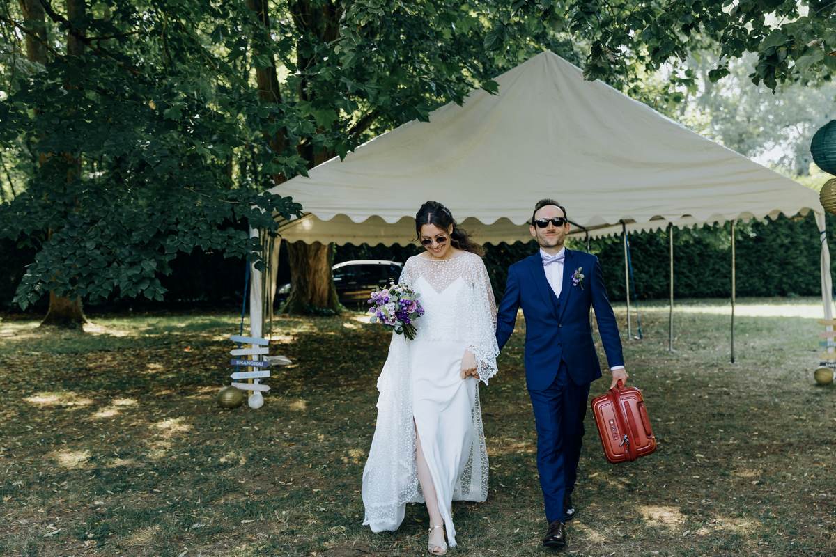 Arrivée de Laura et Johan à leur cérémonie dans le parc du château