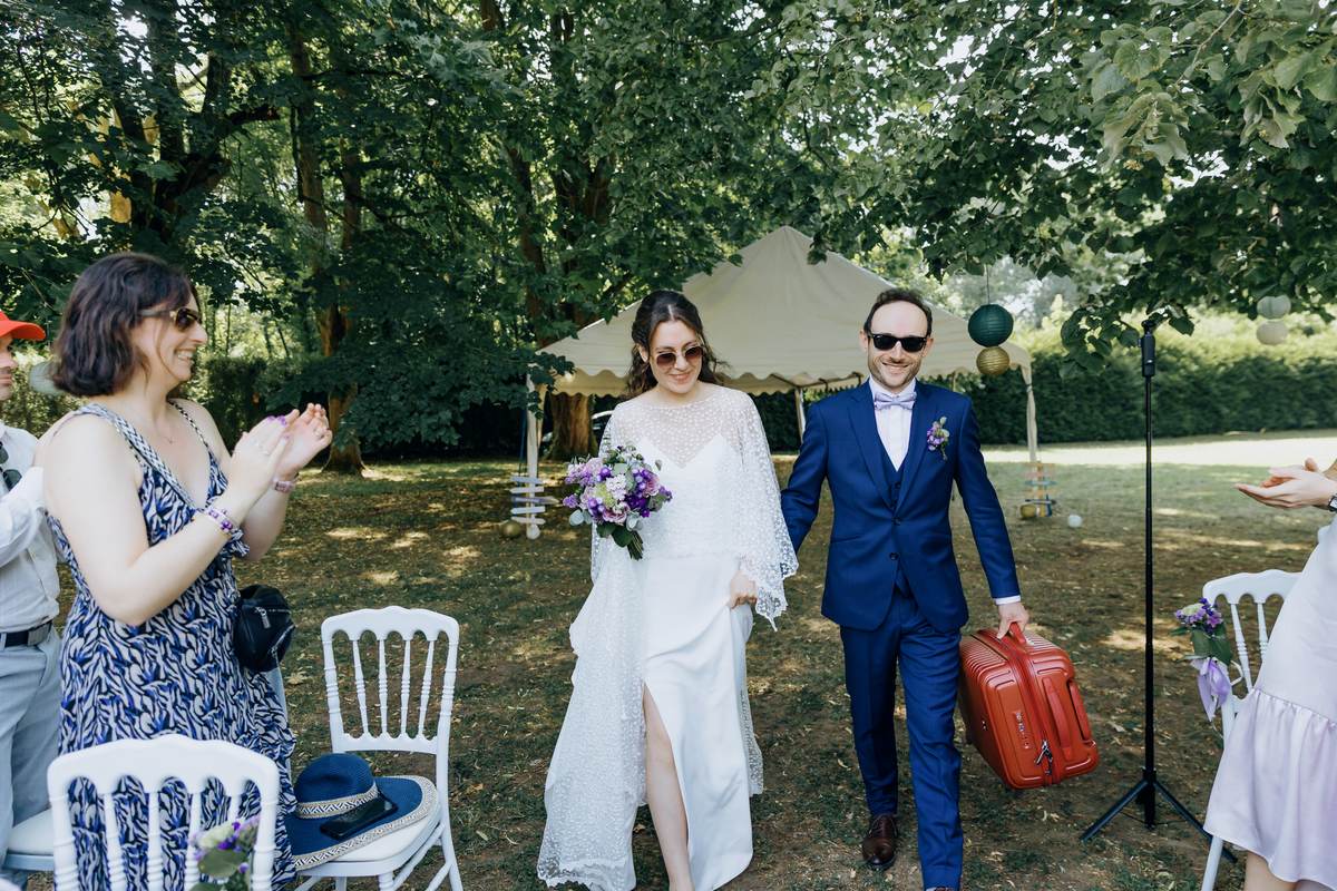 Accueil des mariés par leurs invités dans le parc