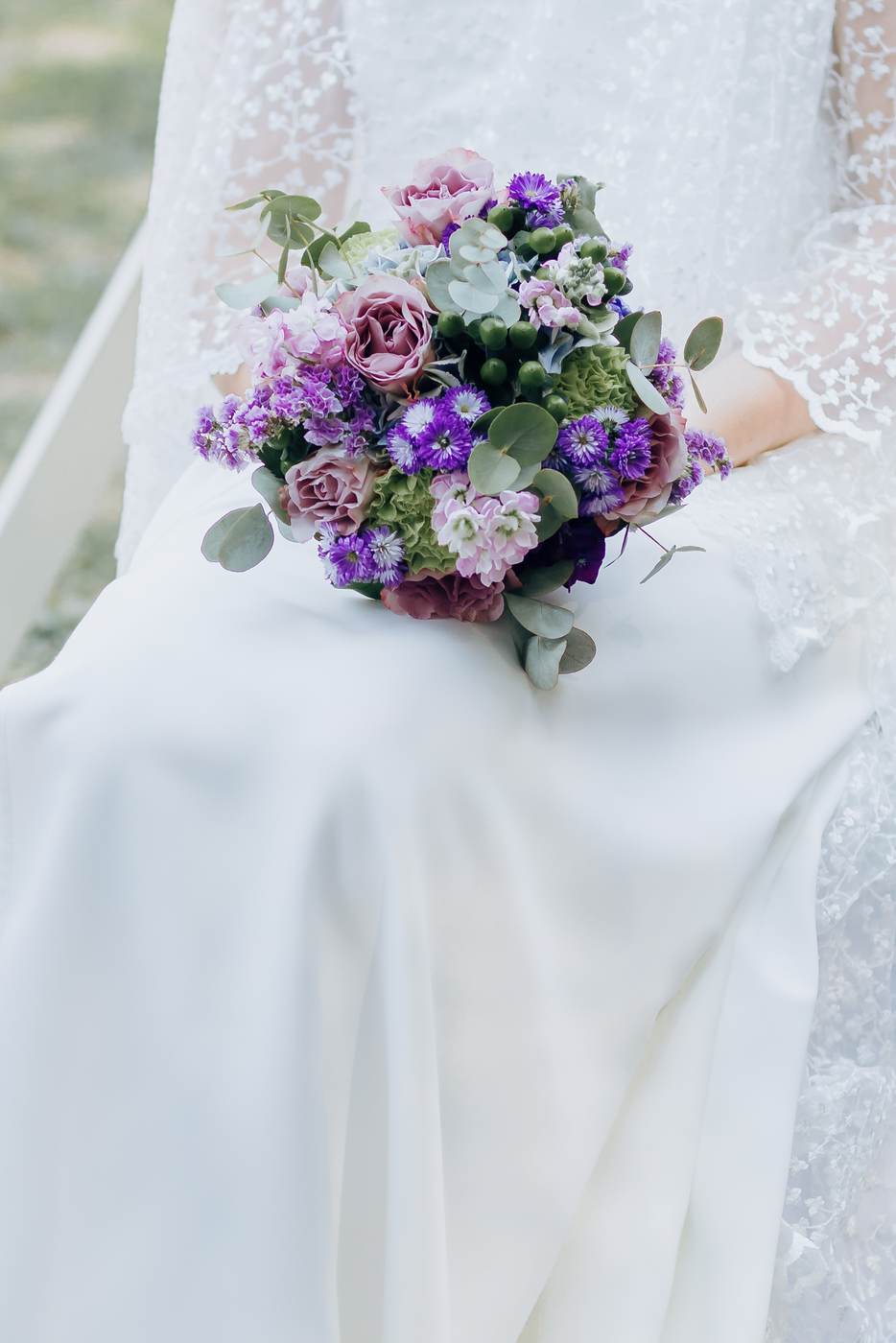 Bouquet violet de Laura pendant la cérémonie au château