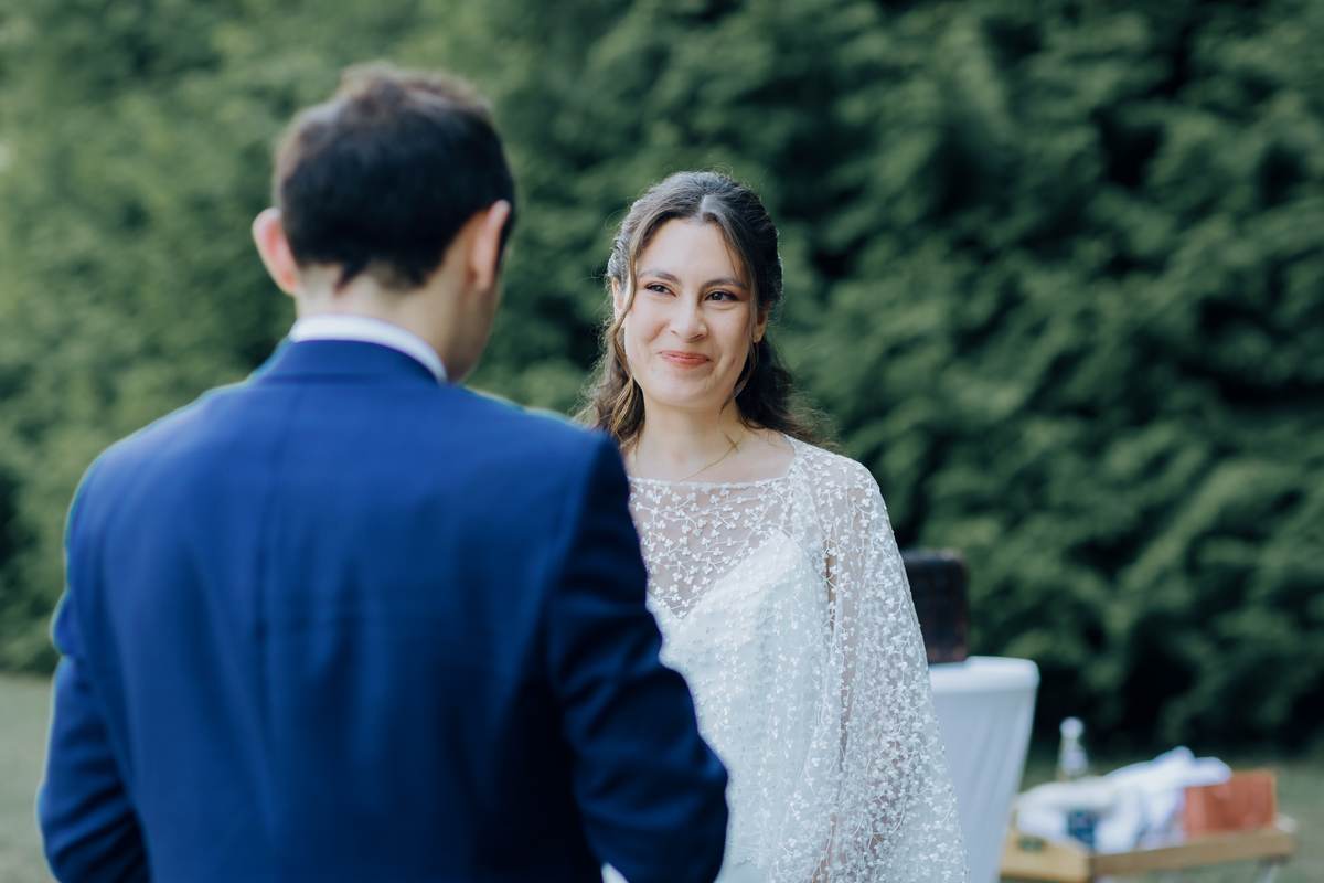 Regard de Laura vers Johan pendant la cérémonie de mariage