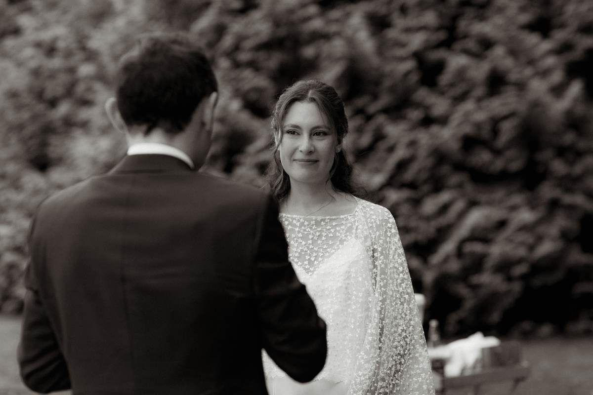 Échange de vœux de Laura et Johan en noir et blanc