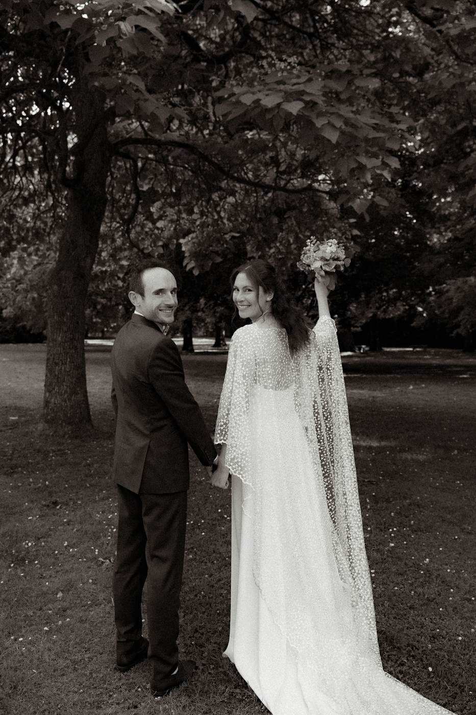 Portrait en noir et blanc de Laura et Johan dans le parc