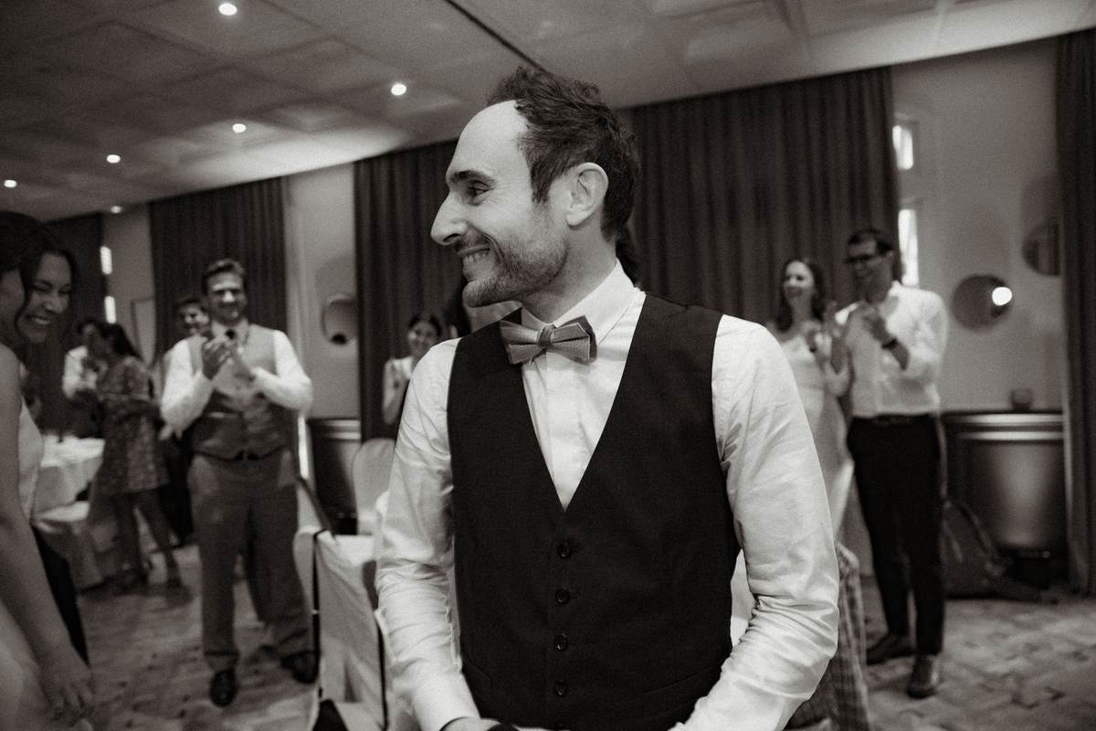 Johan rejoint la soirée de mariage dans une photographie en noir et blanc