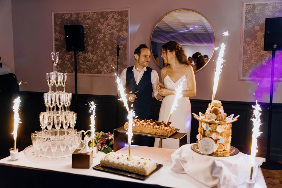 Pièce montée et fontaines lumineuses pendant la soirée de mariage