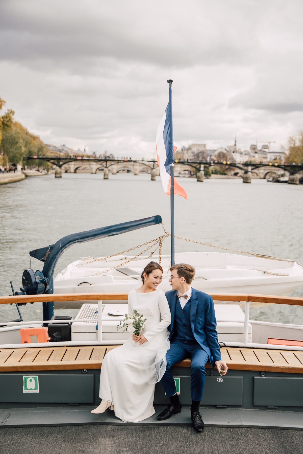Les mariés assis à bord d'un bateau sur la Seine