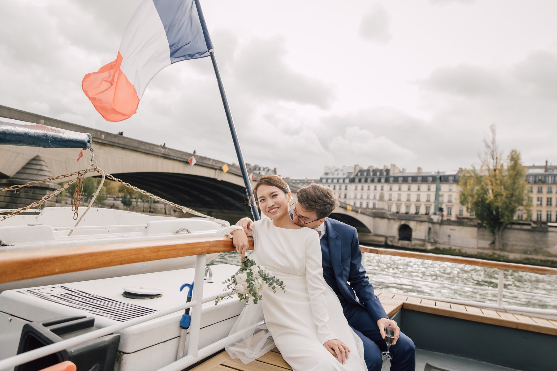 Moment tendre pendant une croisière de mariage sur la Seine
