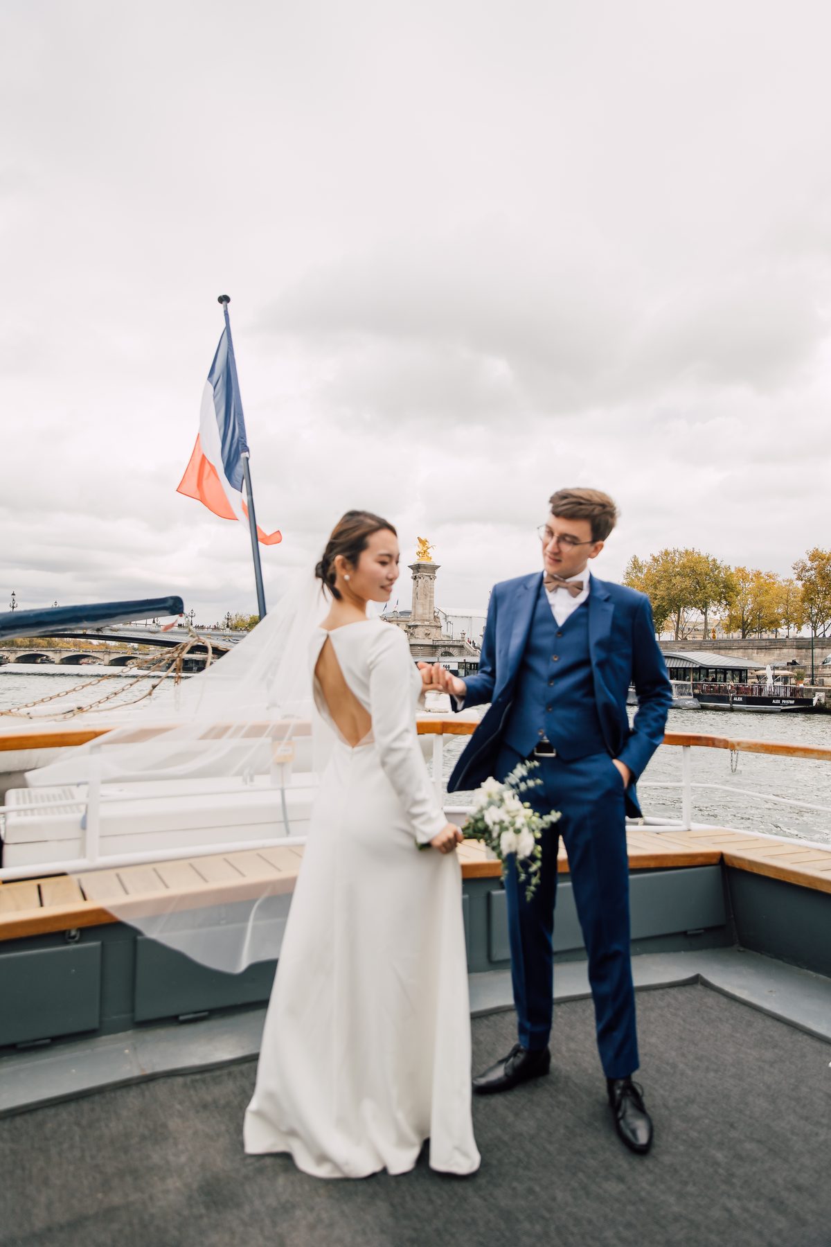 Portrait de couple sur le bateau avec la tour Eiffel