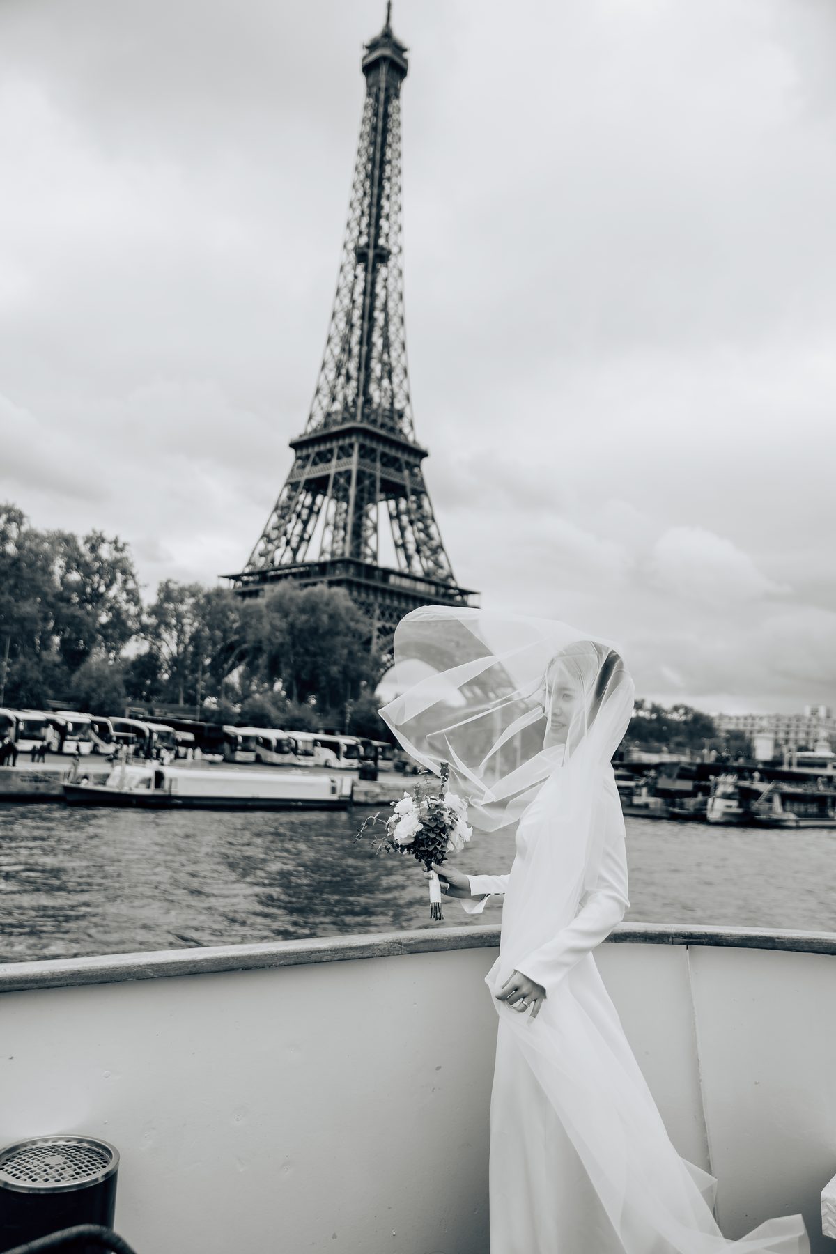 La mariée et la tour Eiffel photographiées en noir et blanc