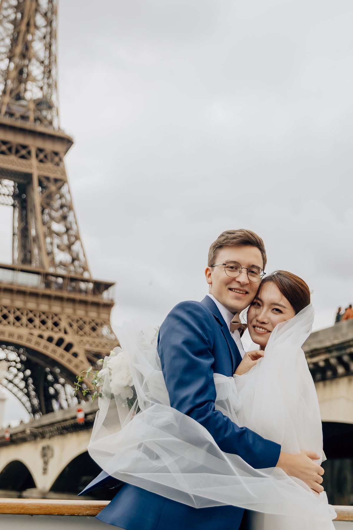 Portrait des mariés avec la tour Eiffel depuis la Seine