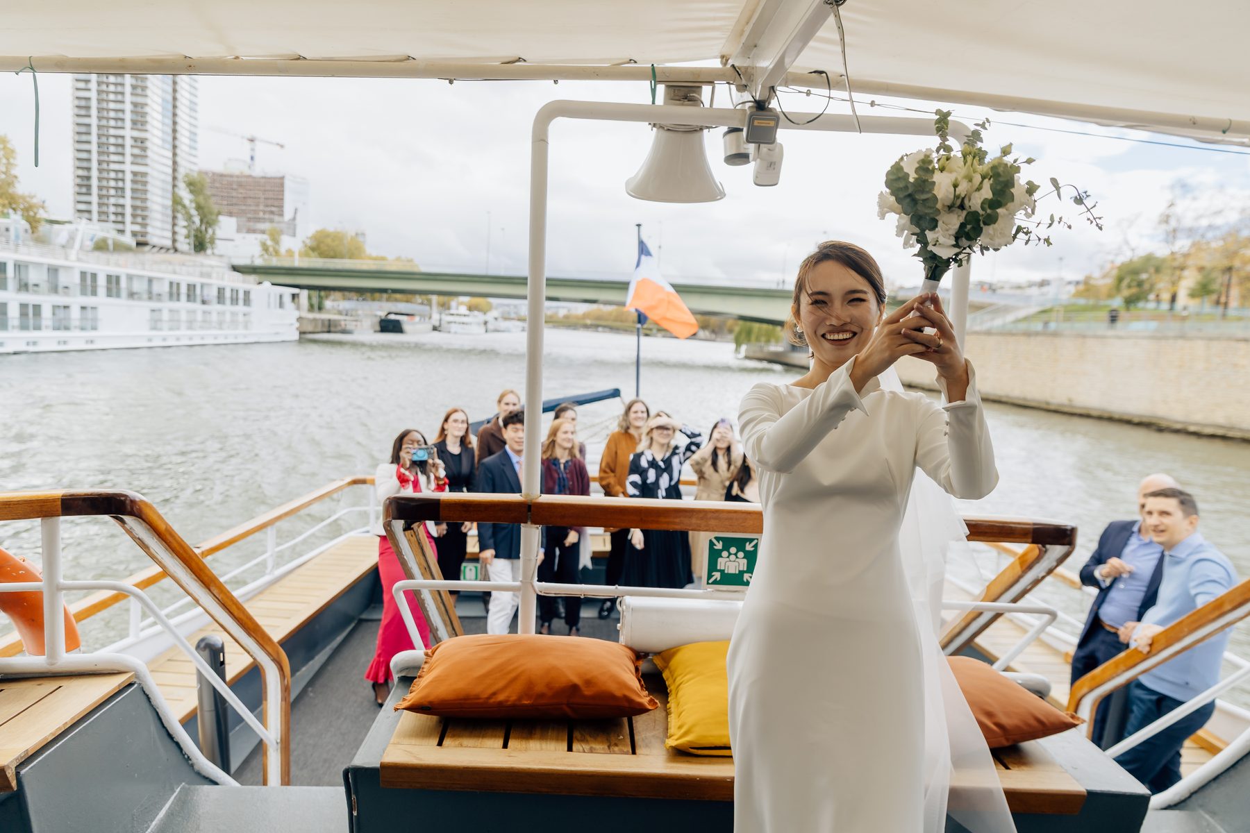 La mariée salue ses invités pendant la croisière