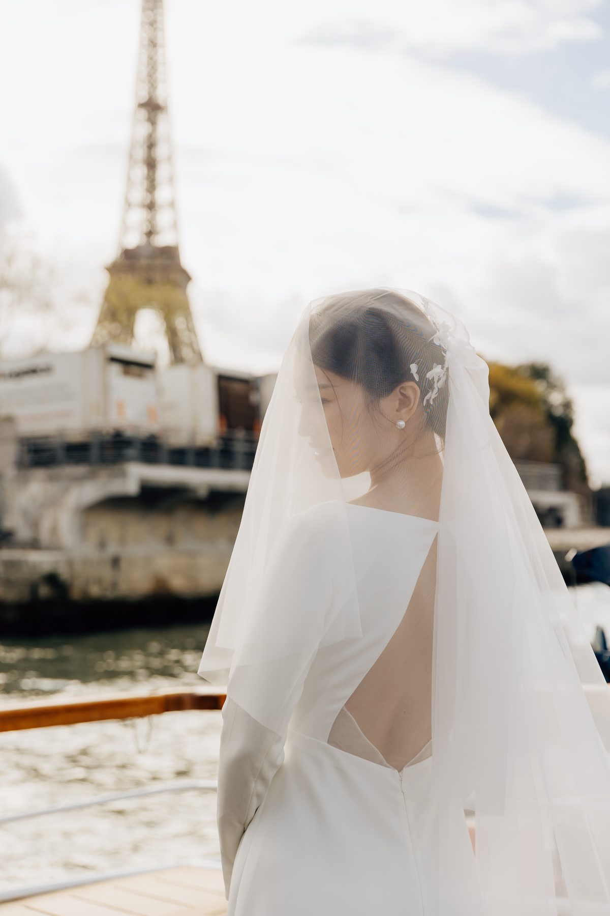 Portrait délicat de la mariée voilée avec la tour Eiffel