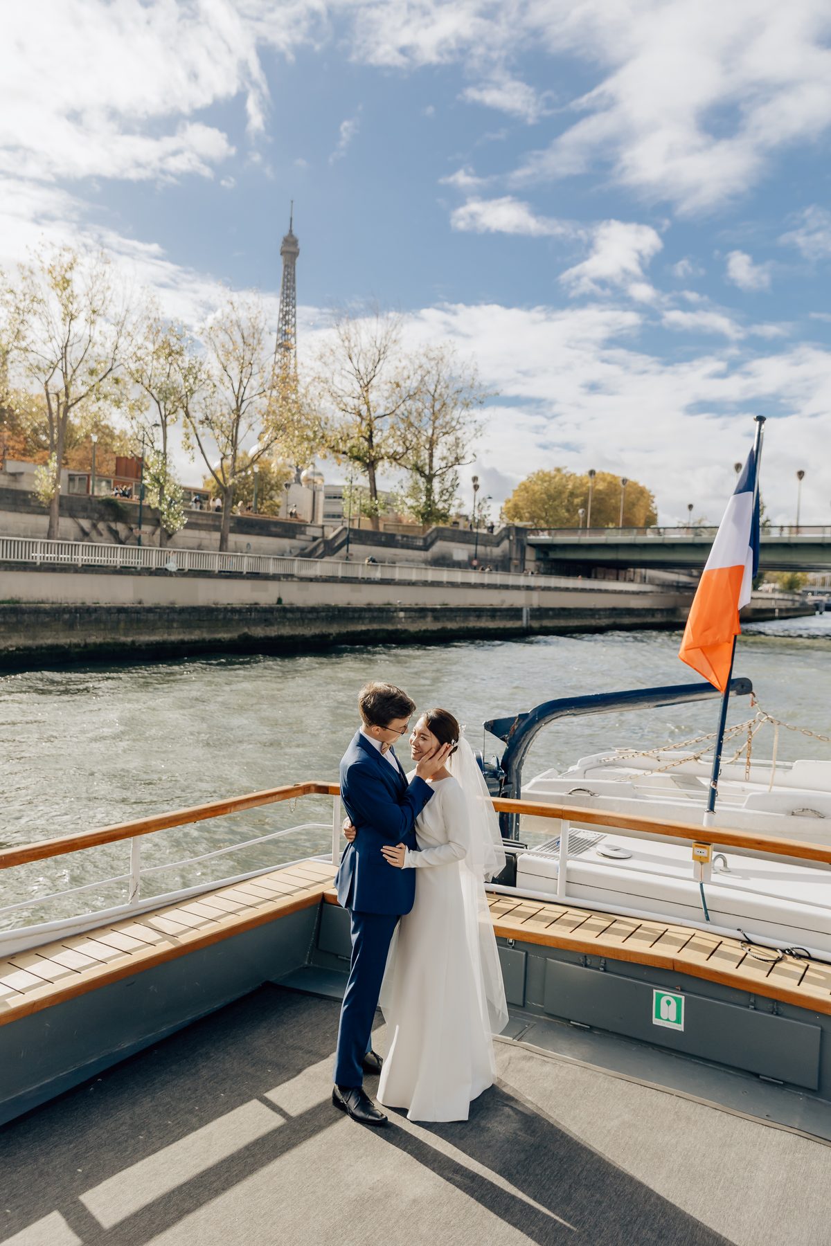 Les mariés et leurs invités réunis sur le bateau devant la tour Eiffel