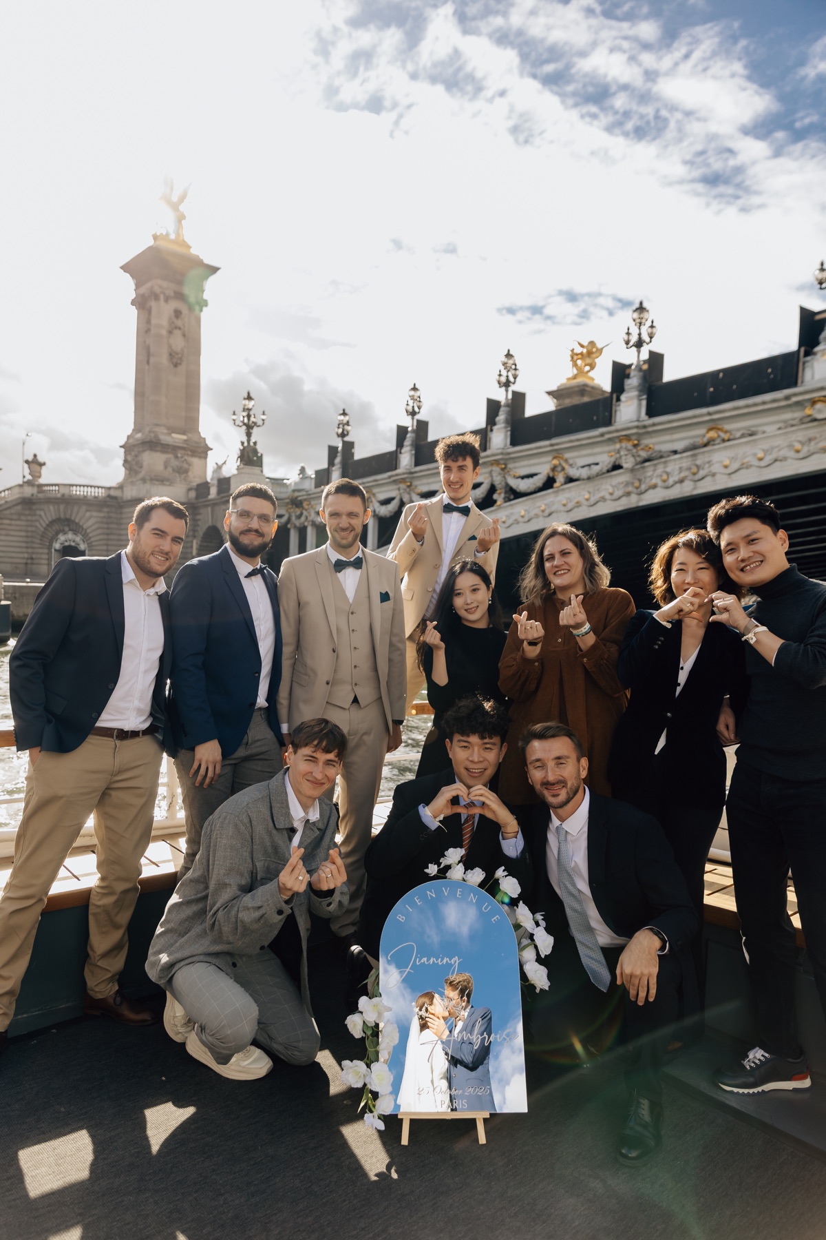 Photo de groupe des mariés et de leurs proches pendant la croisière sur la Seine