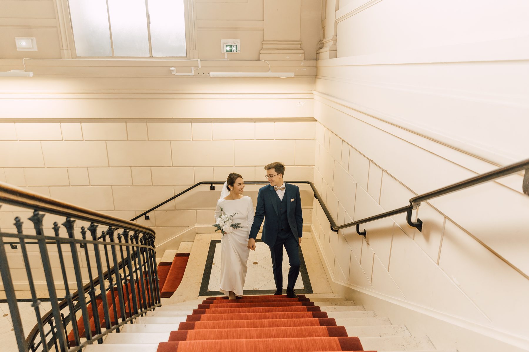 Les mariés dans l'escalier de la mairie du 5e arrondissement