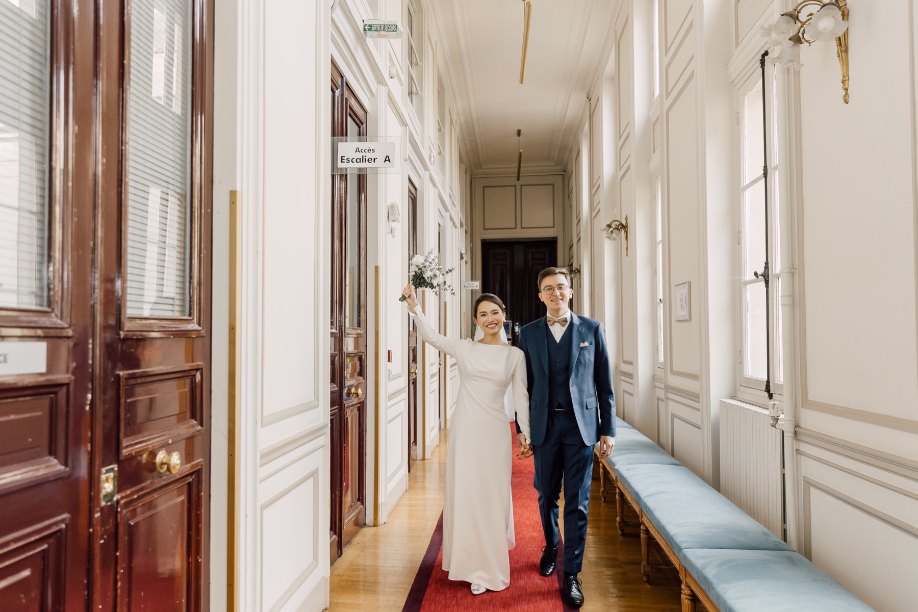 Les mariés réunis dans les salons lumineux de la mairie du 5e