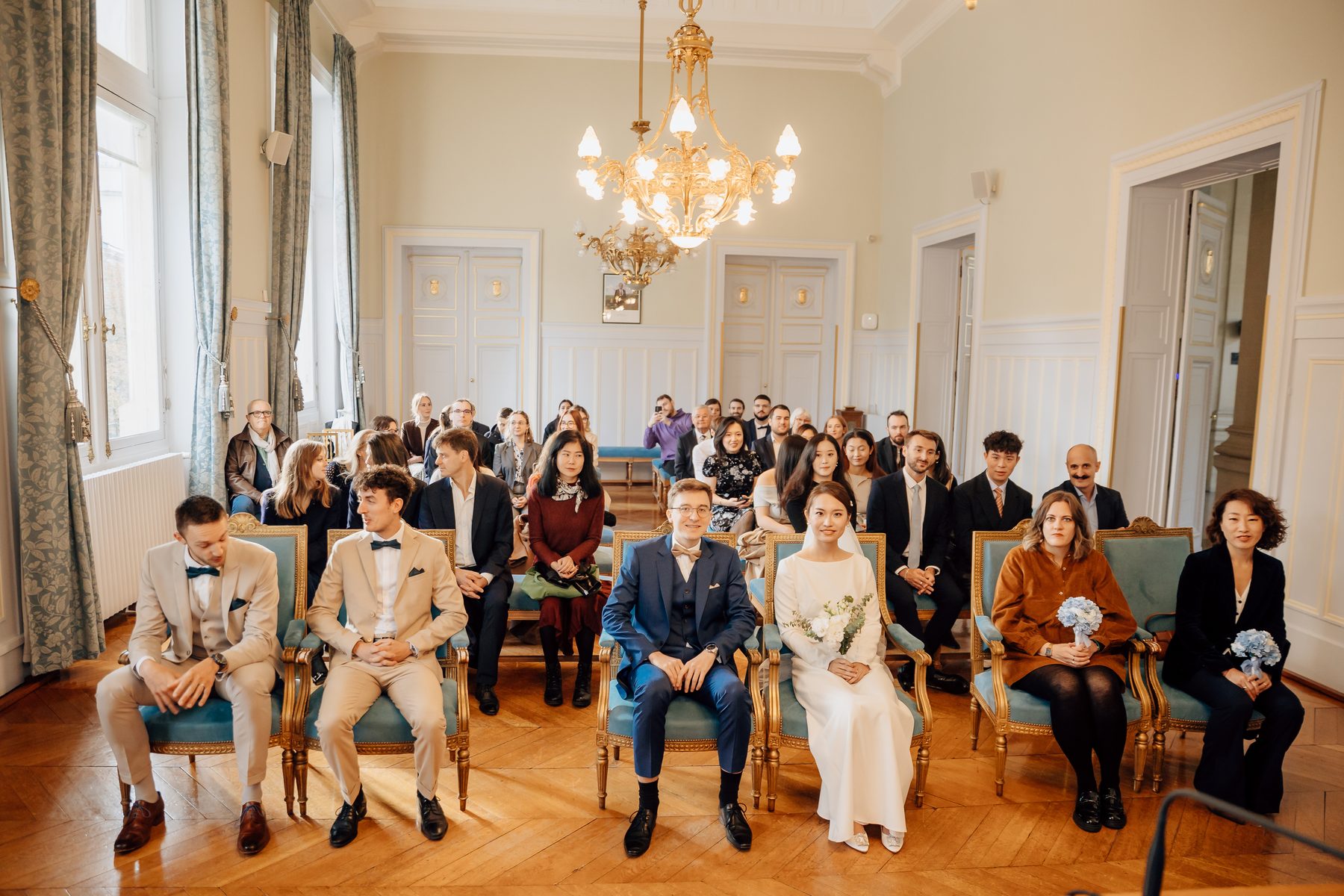 Les invités réunis pour une cérémonie civile à Paris