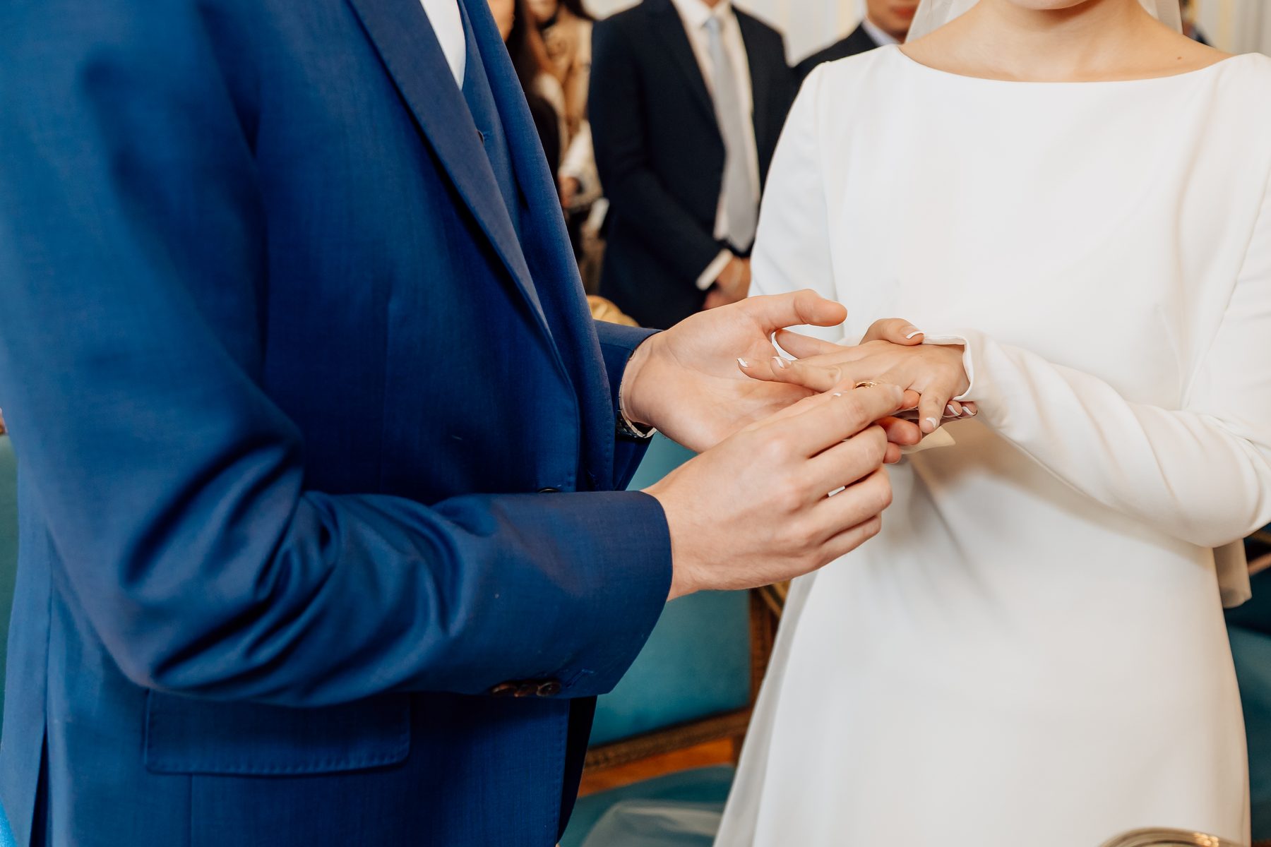 Échange des alliances pendant un mariage civil à Paris