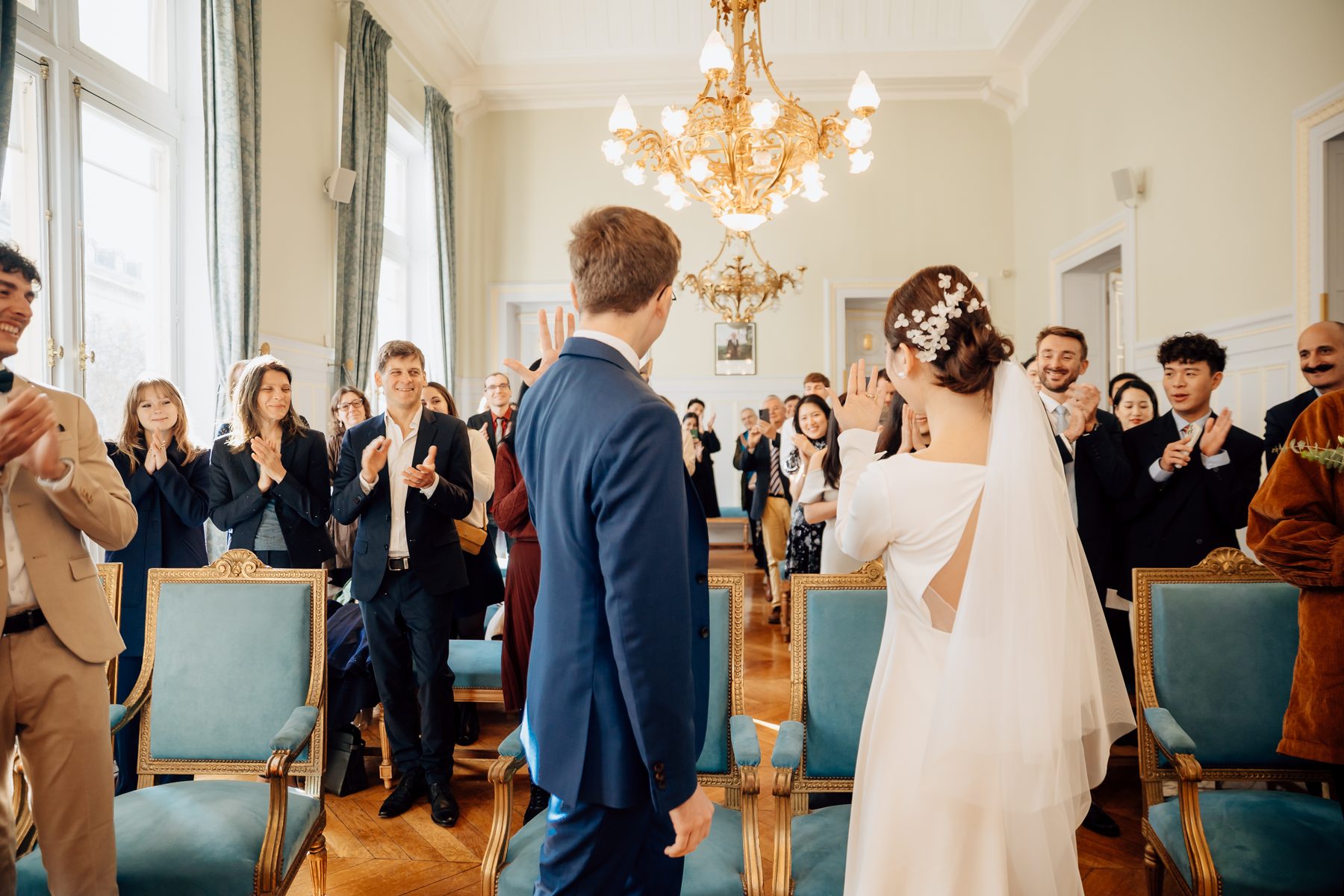 Moment spontané et sourires des mariés à la mairie