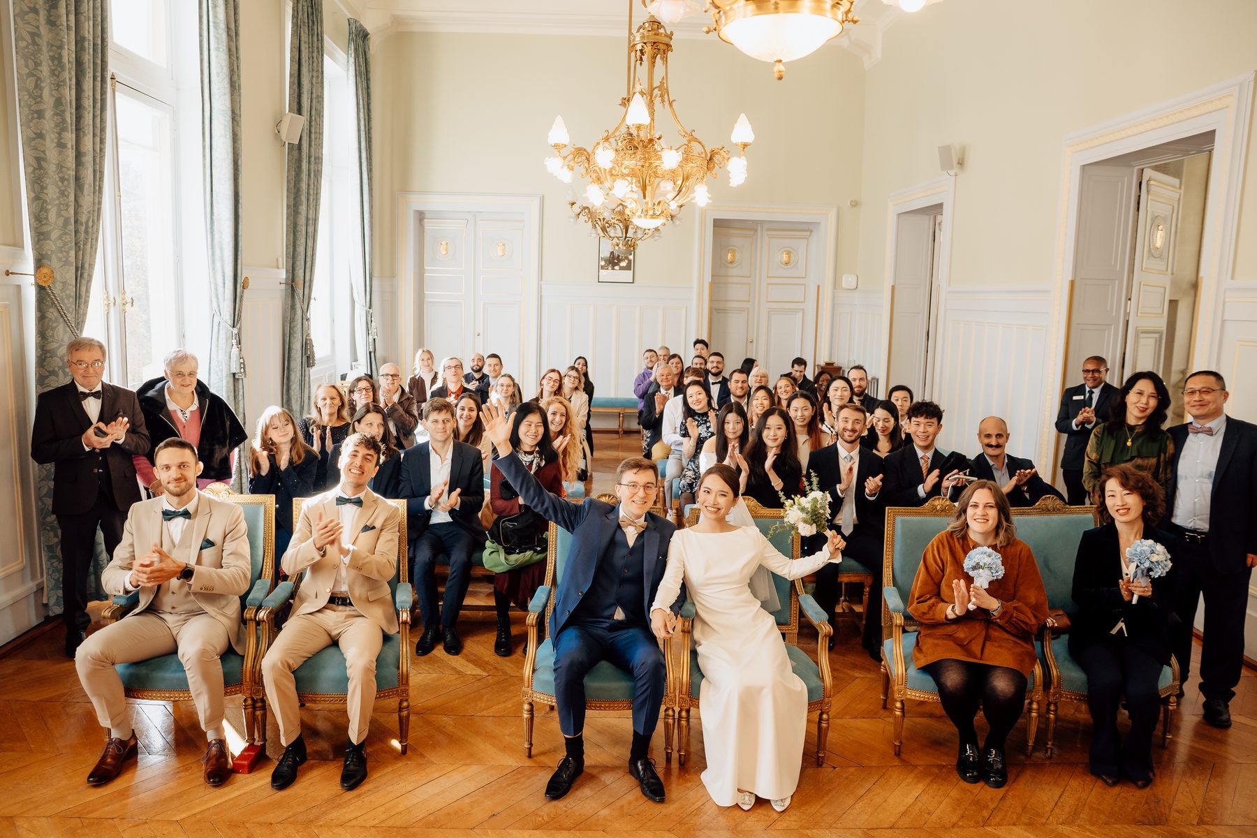 Photo de groupe avec les invités dans la salle des mariages