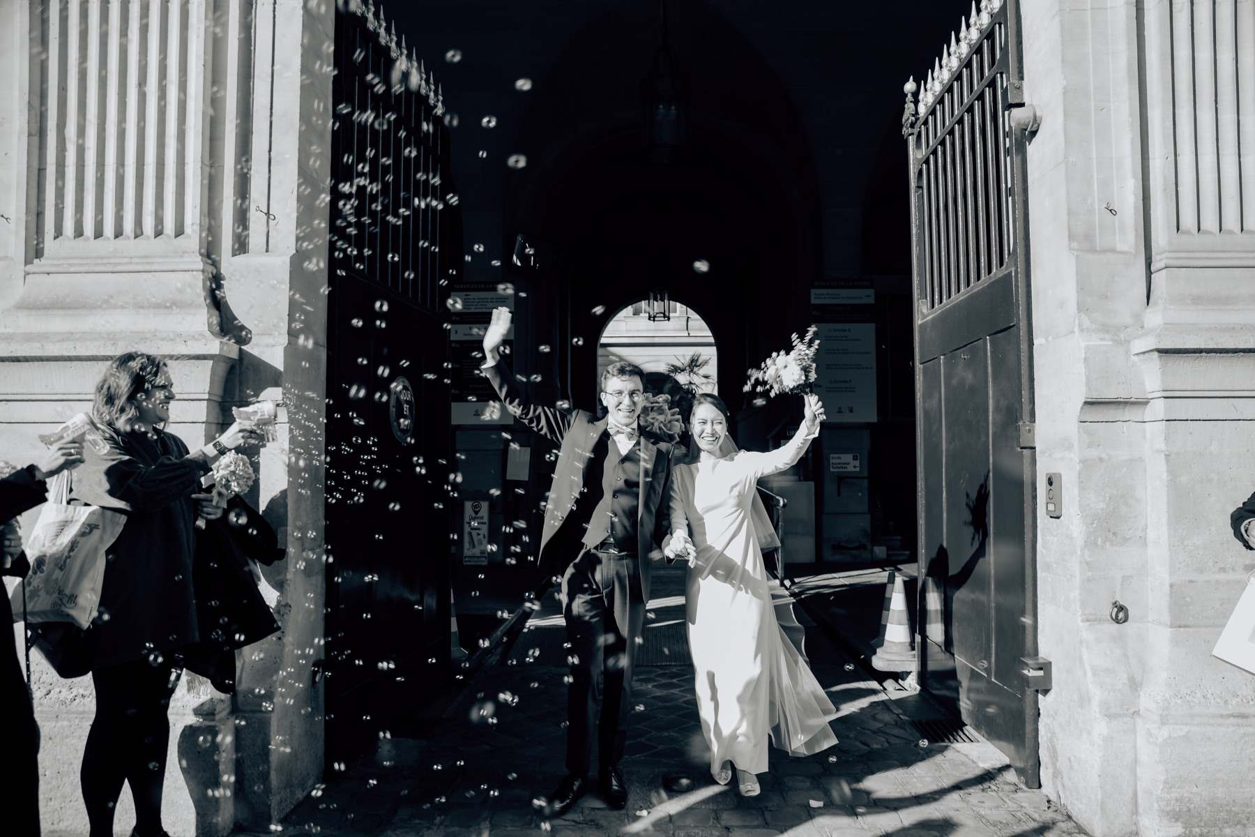 Sortie de mairie en noir et blanc sous une pluie de confettis